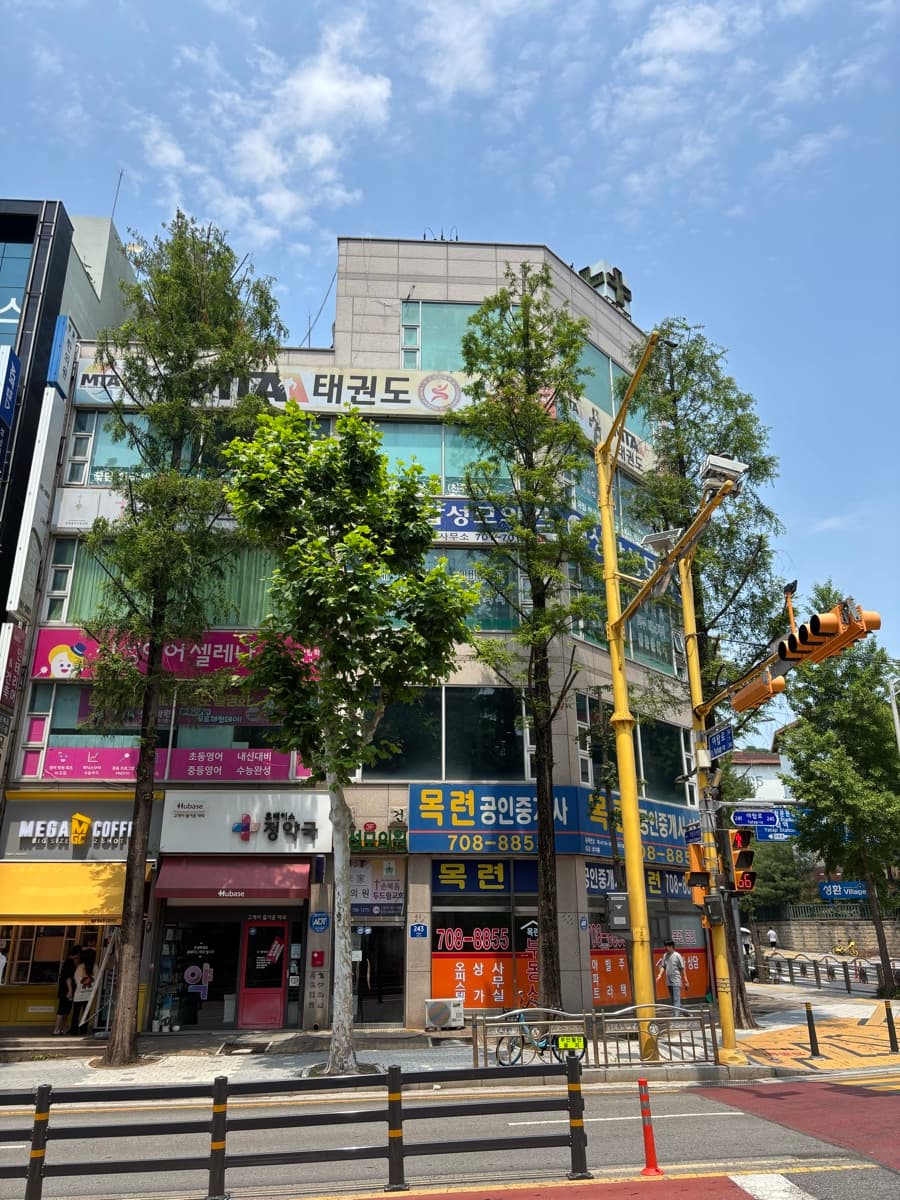 1. 교회 건물 및 정문 안내